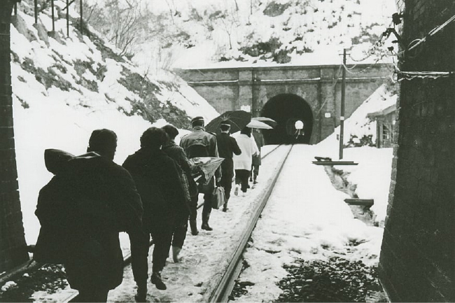 （線路を歩き通学する余部地区の住民）