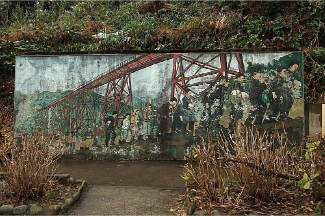 （餘部駅を造るために玉石を運ぶ住民を描いた壁画（現存していません））