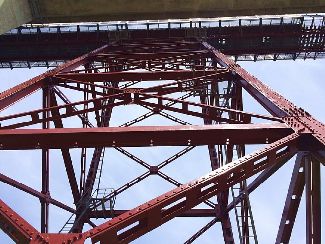 （下から見上げた旧余部鉄橋の橋脚）