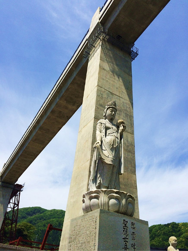 （余部橋梁にある慰霊碑）