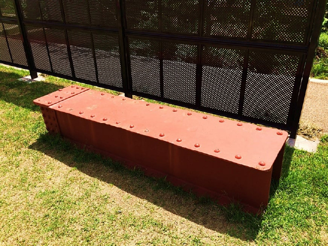 (橋梁下にある旧鉄橋の鋼鉄で作ったベンチ）