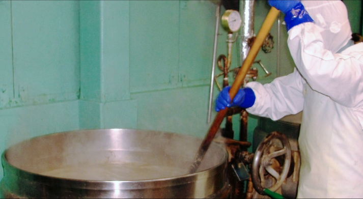 ハマダセイの蟹みそ製造